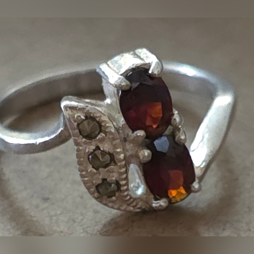Vintage minimalist, sterling silver 925 garnet ladies ring 2.38 Grams size 5.5 - Picture 2 of 5